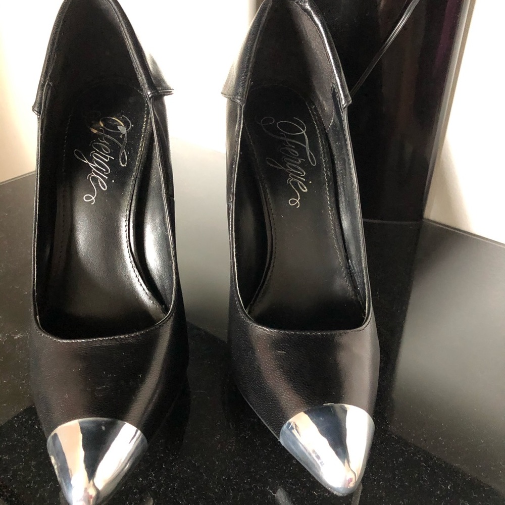 Black pumps